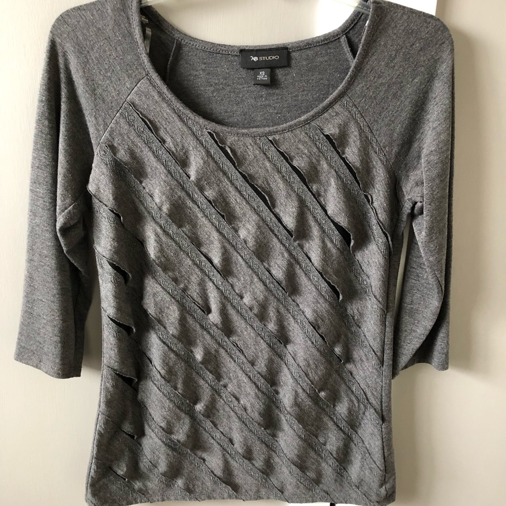 Women’s Ruffled Top - Picture 3 of 5